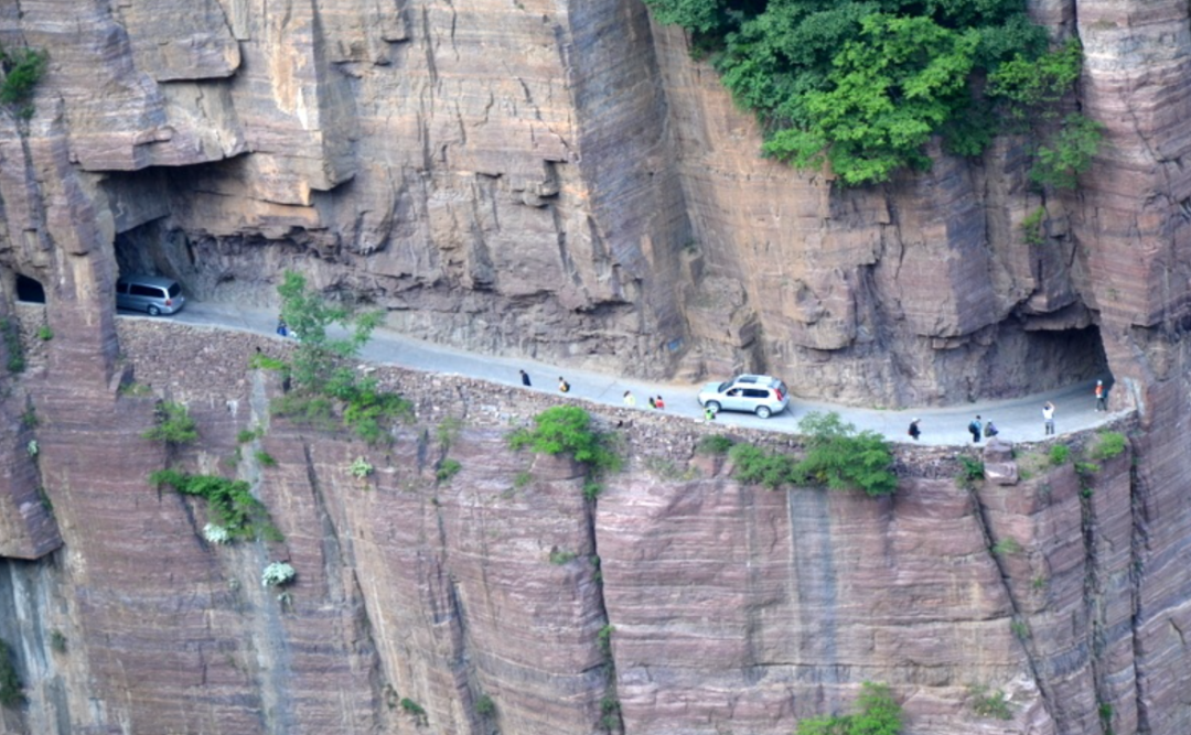 中国最难修建的五条道路，有的修了半个世纪，有的耗资近300亿