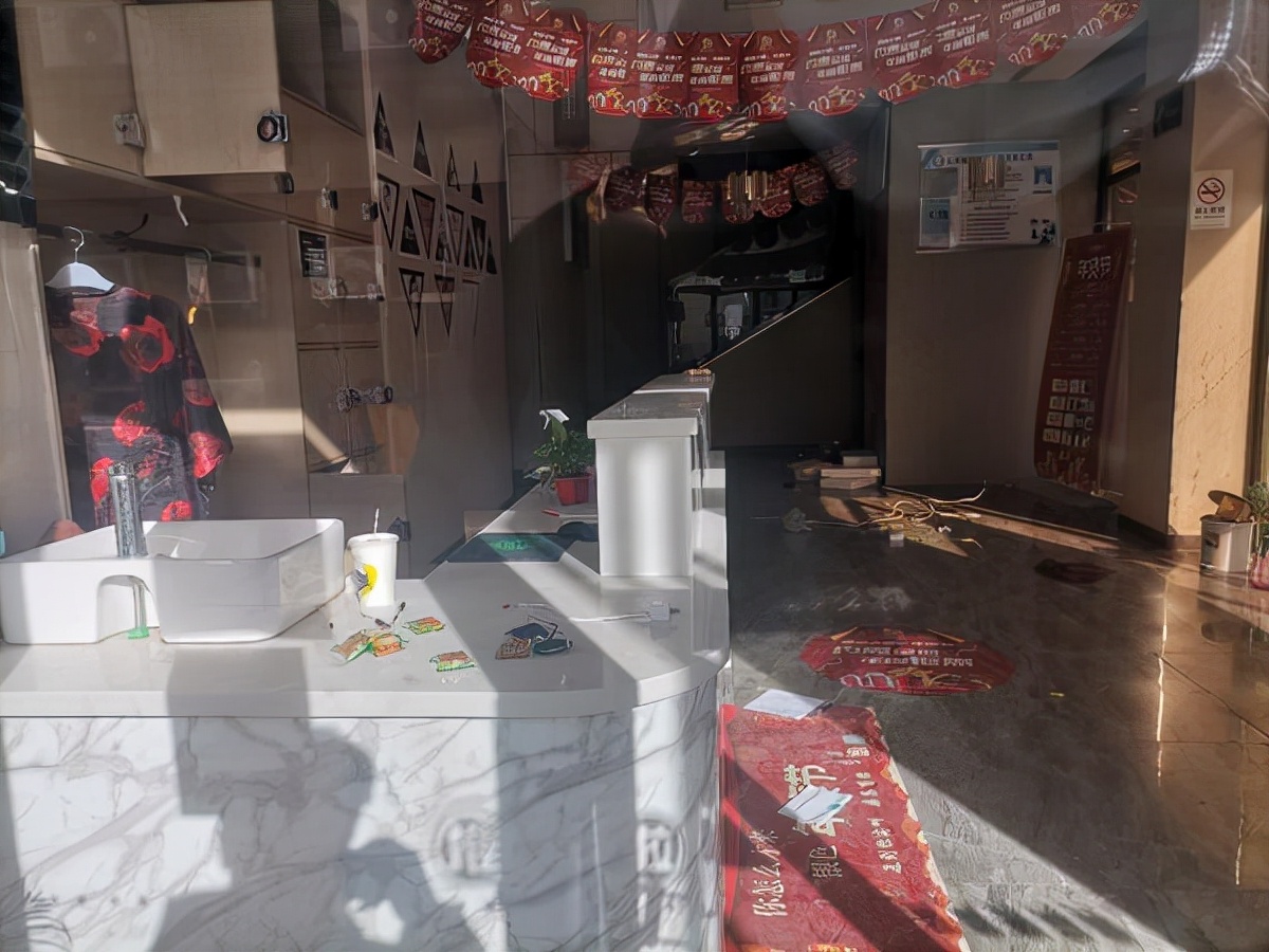 又是“银色·美之家”！郑州一连锁理发店突然撤店，消费者卡内余额怎么办？