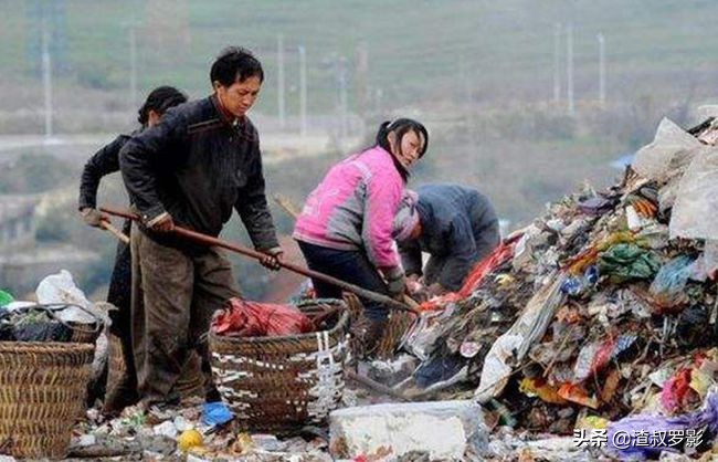 一女婴被弃，拾荒老人养大身价过亿，为报恩卖公司带养父环游祖国
