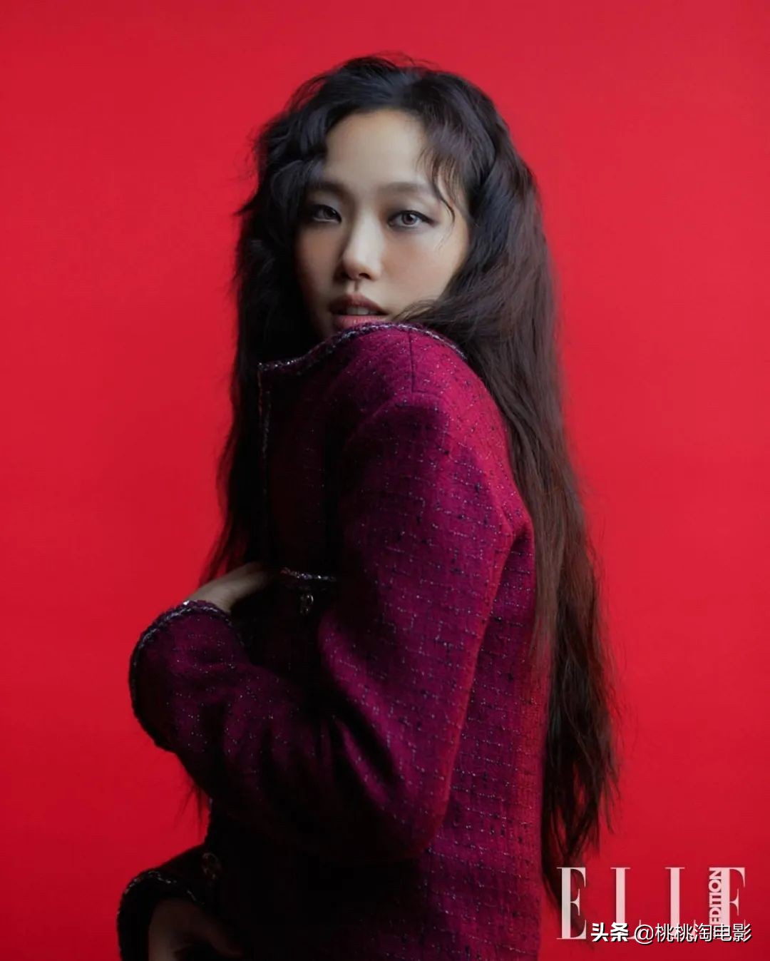 韩国女星金高银《ELLE》封面大片，烟熏妆羊毛卷酷劲十足