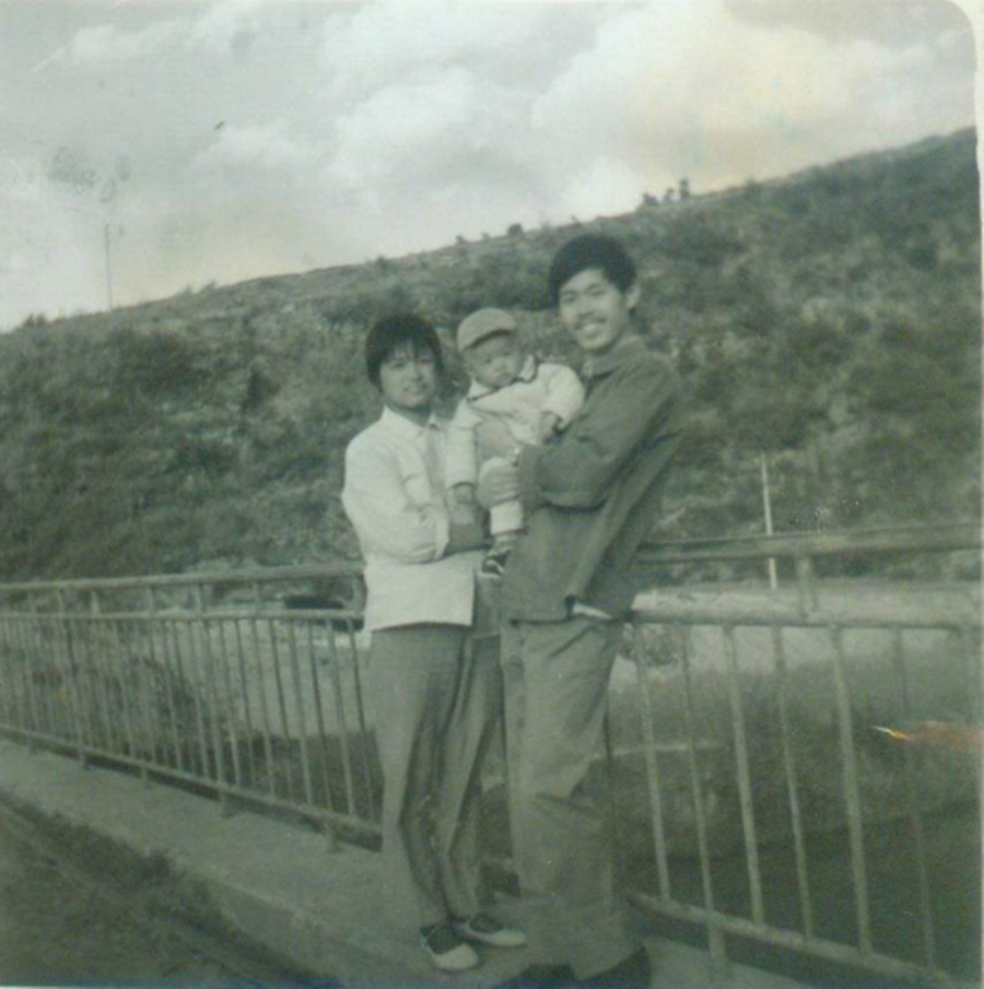 2008年，山东女孩翻墙私奔成瘫痪，小伙照顾14年，四次背她上泰山