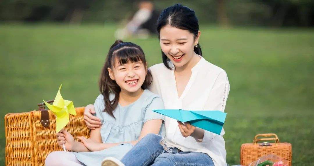 妈妈接儿子放学，因穿着“暴露”被嫌弃，评论区网友的回复真相了