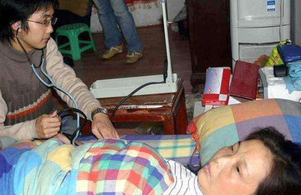 “背母上学”感动中国的刘霆，10年后变成美女，不少网友表示理解