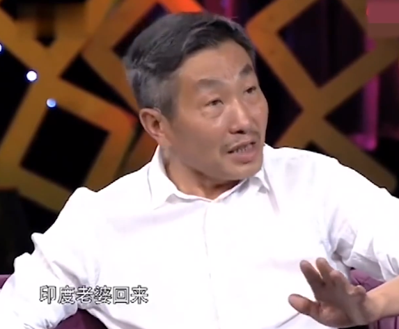 64岁杜源近况罕曝光，戴大金镯子与孙子现身商场，四处闲逛无人识