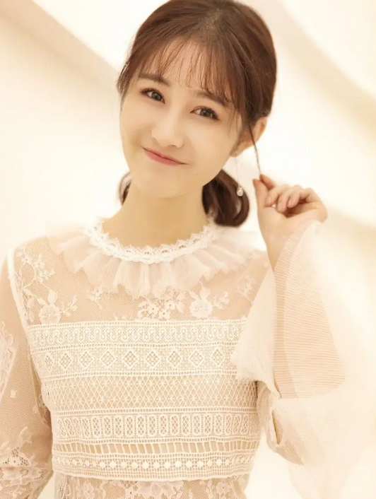 难出头的二线主持人：直播、跳槽、四处流窜，老实的斗不过精明的