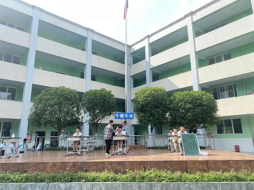天府新区永兴小学举行“一日常规展示，扬永小精神”主题升旗仪式