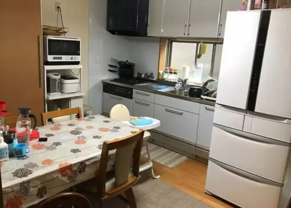 46岁“巨婴”郭冷：除了跳舞，连衣服都不会洗，年入百万无人敢嫁