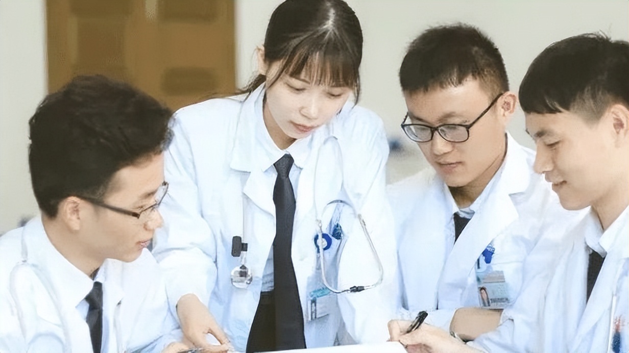 教师和医生有“天壤之别”，学生选择要谨慎，别不小心“掉坑里”