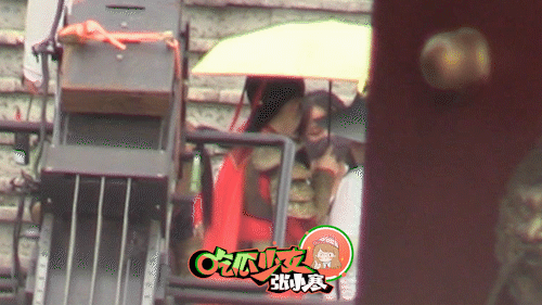 赵丽颖新剧铠甲照曝光，高温现场独自撑伞，身旁助理为其狂扇扇子