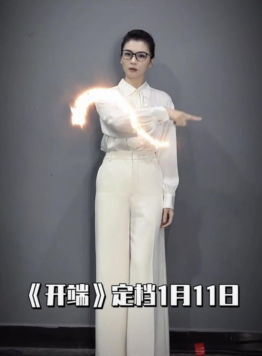 刘涛一改以往优雅形象，剪齐耳短发戴眼镜，一身警察制服帅气无比