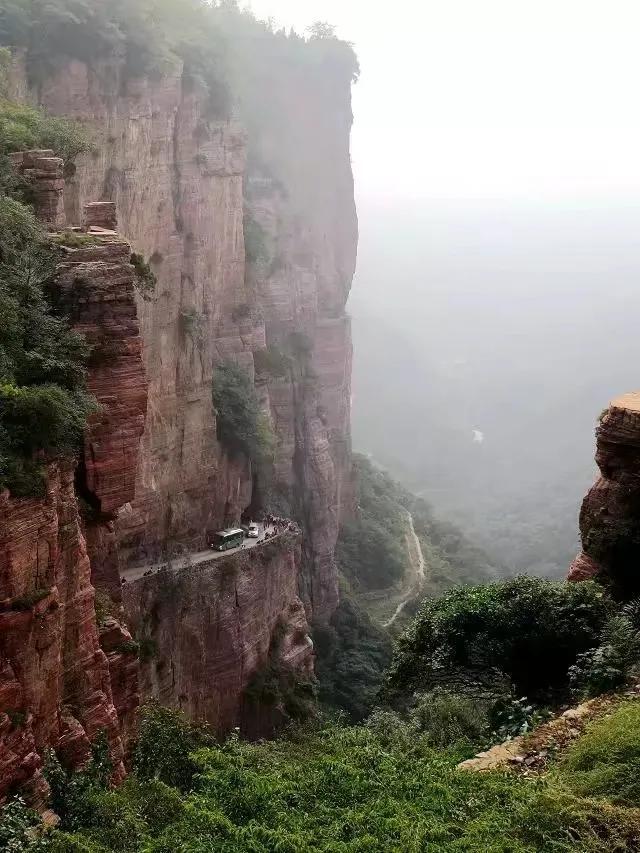 最美天路--太行山郭亮村挂壁公路