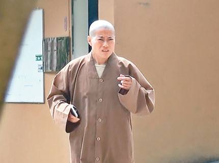 尼姑住别墅开豪车，被捕时房内搜出丝袜、假发，曾与两个和尚结婚