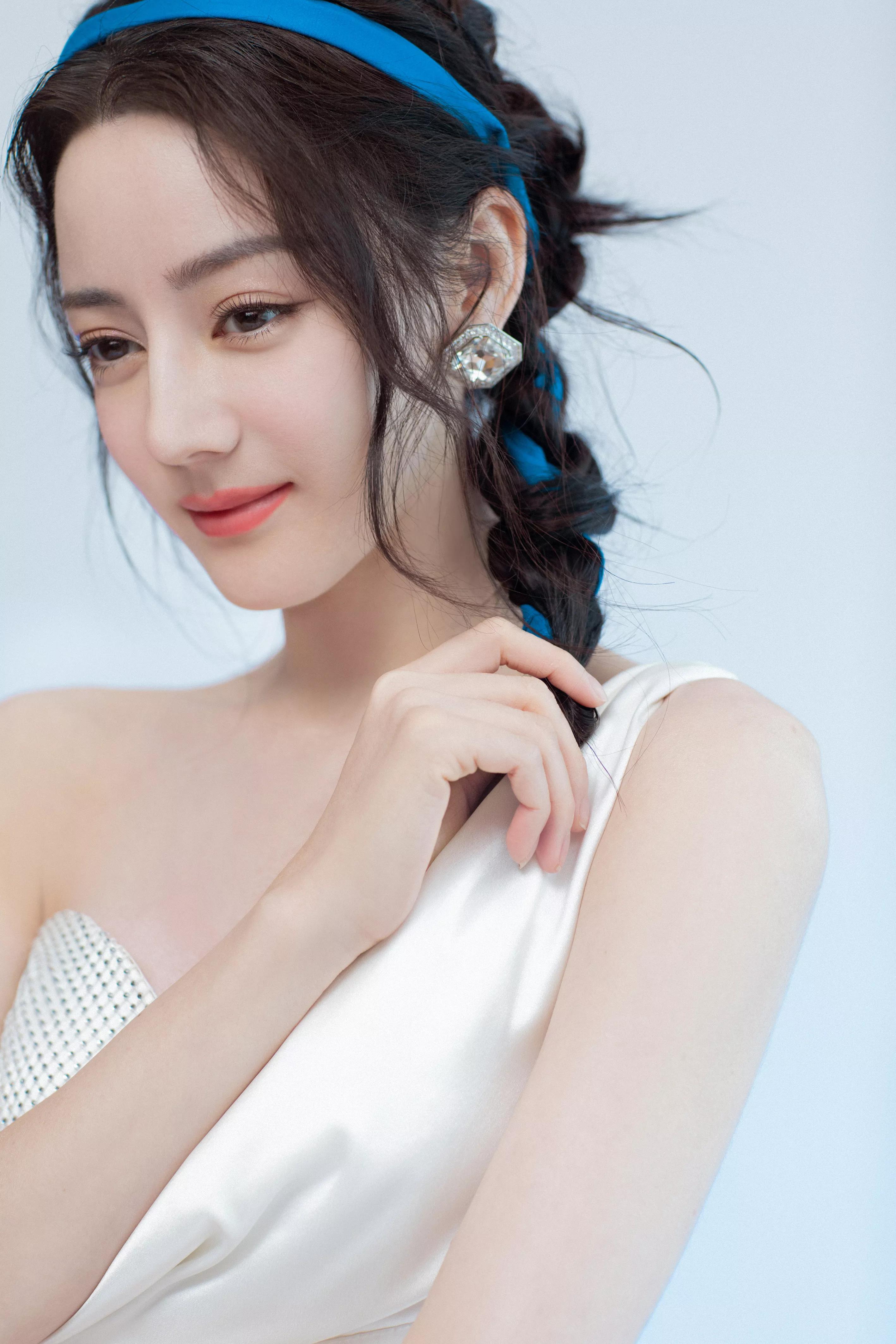 迪丽热巴美图,一袭单肩丝绸白裙,温柔优雅,明媚动人