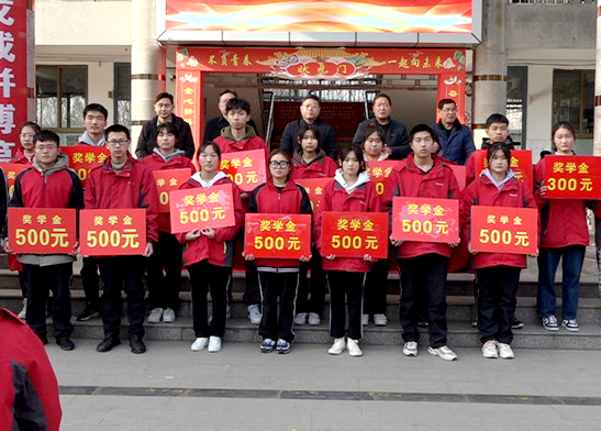 踔厲奮發(fā)筑夢(mèng)想 篤行不怠向未來(lái)——駐馬店市第三高級(jí)中學(xué)舉行總結(jié)表彰暨高考沖刺誓師大會(huì)