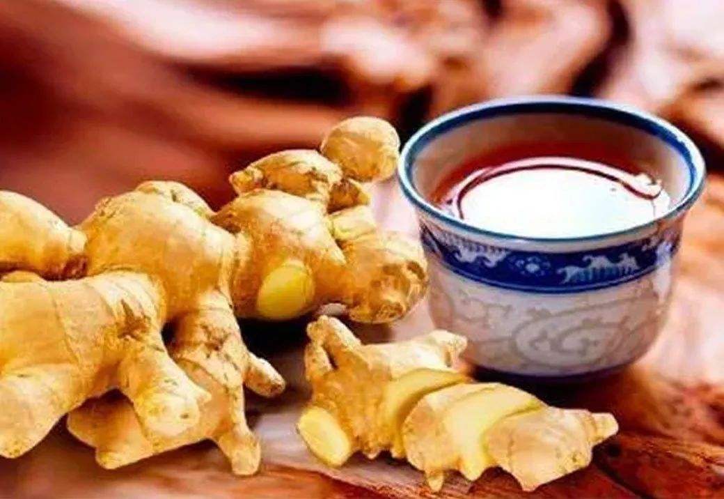 生姜红糖水的熬制方法：温胃散寒的经典饮品制作教程