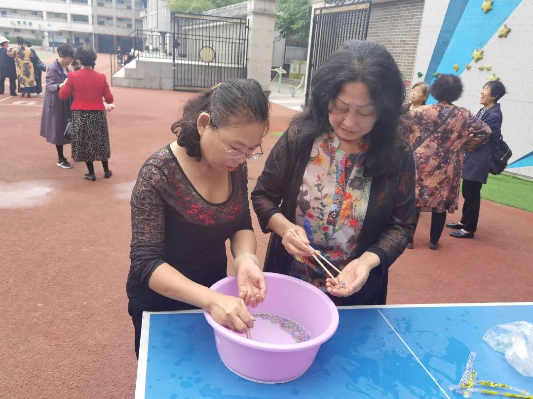 天府新区华阳实验小学举行“爱成都 迎大运”退休职工趣味运动会