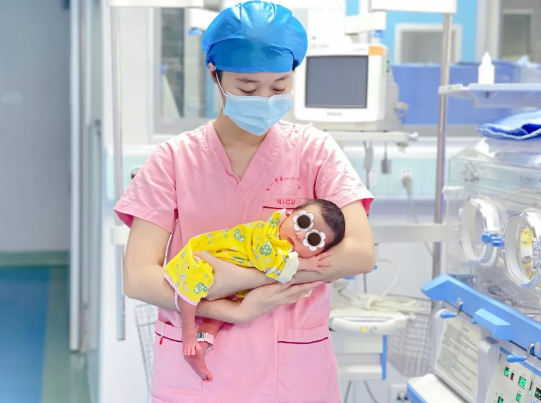 刚出生的婴儿能亲吗(新生儿出产房后) - 乐宝宝贝