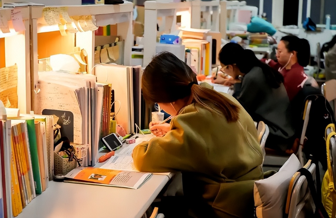 高考倒计时！人大教授的一句话刷屏，上不了一本就再无翻身之地？