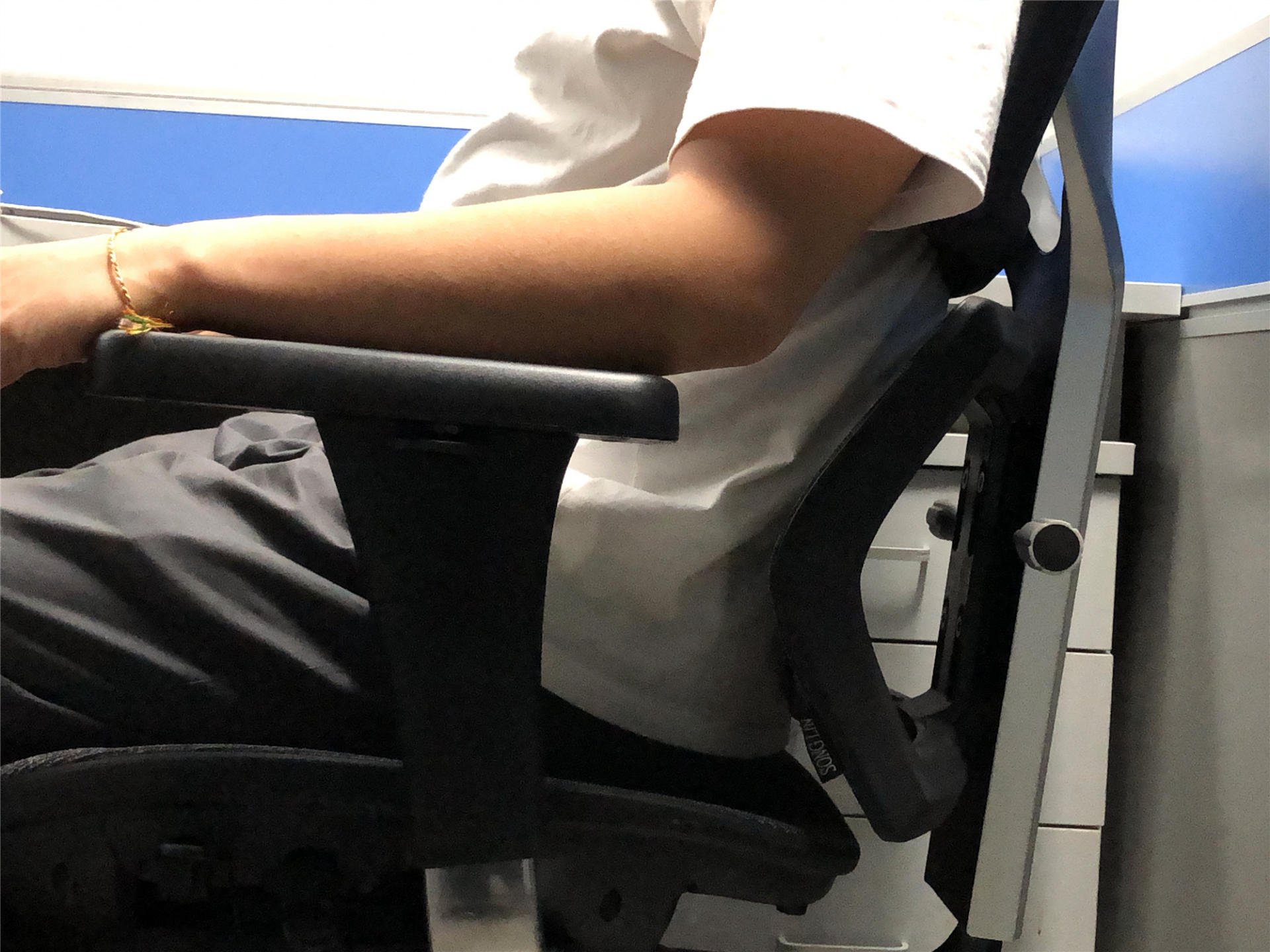 男同事都馋哭了，自费4000元打造超实用舒适工位