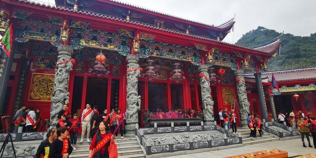 福州山区发现一座巨型土楼，里面装修太豪华了，吸引很多村民围观