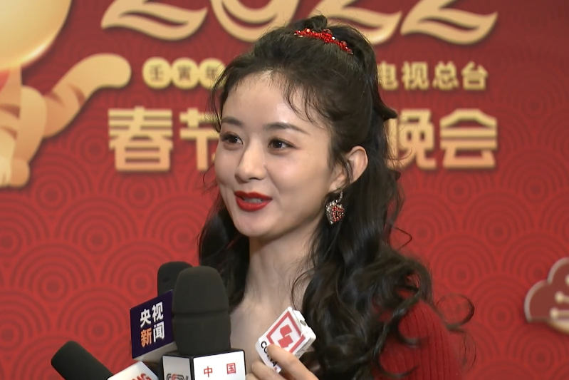 35歲趙麗穎露臉央視春晚，關掉美顏跟濾鏡，這狀態也太真實了吧
