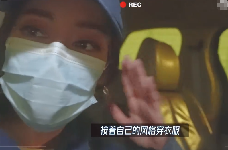 迪丽热巴坐地上拍照!穿露背长裙骨头突出,腰太细用2个夹子固定