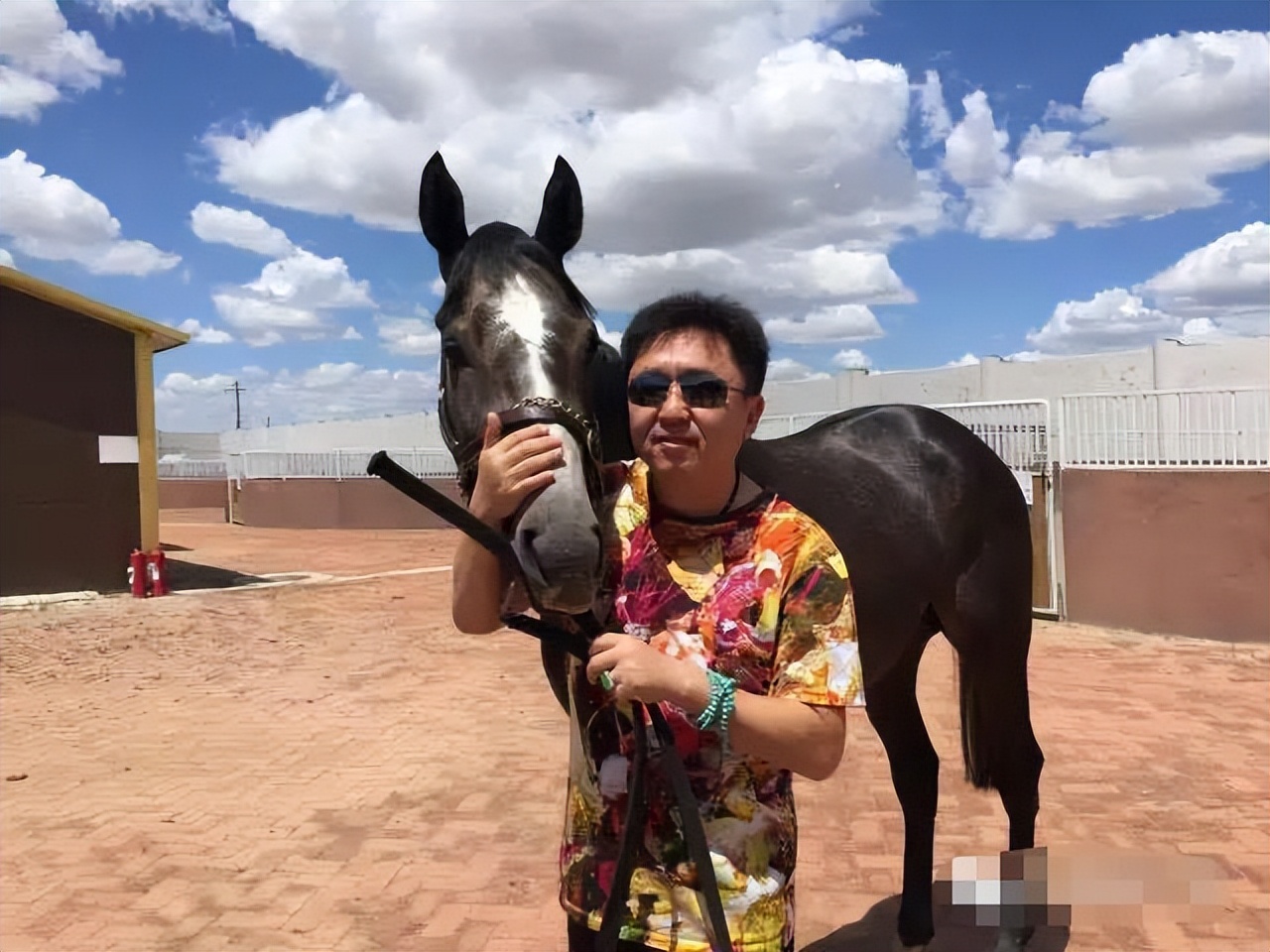 53岁于谦在农村居住,和孙越搭伙做饭用盆装肉,穿着朴素院落简陋