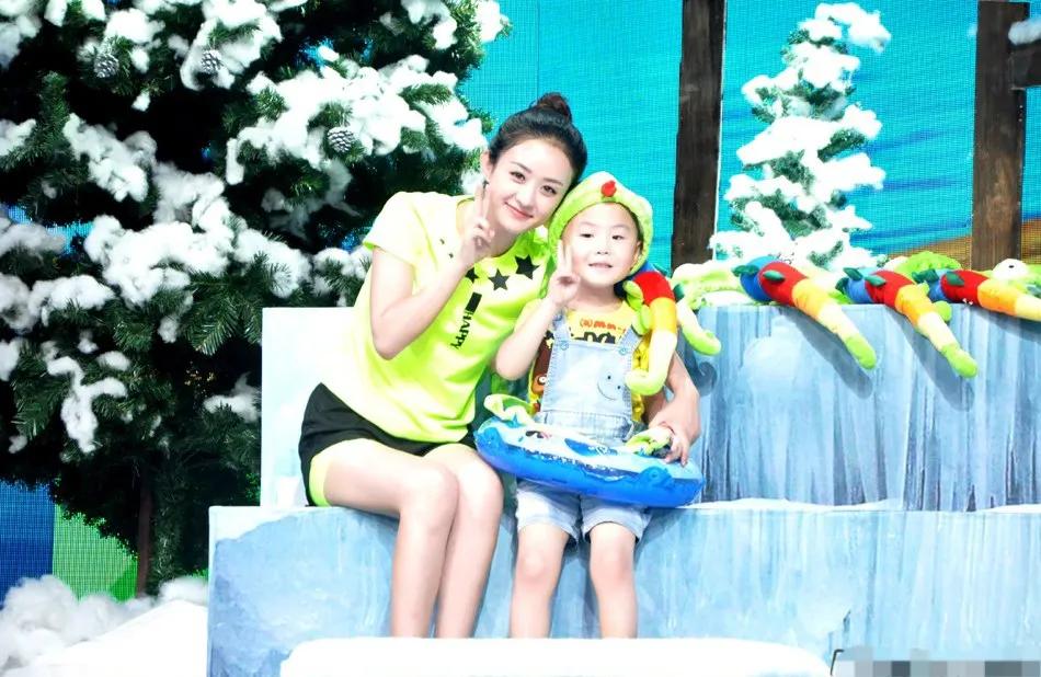 赵丽颖黑色牛仔短裤，清纯可爱，真是越来越年轻了