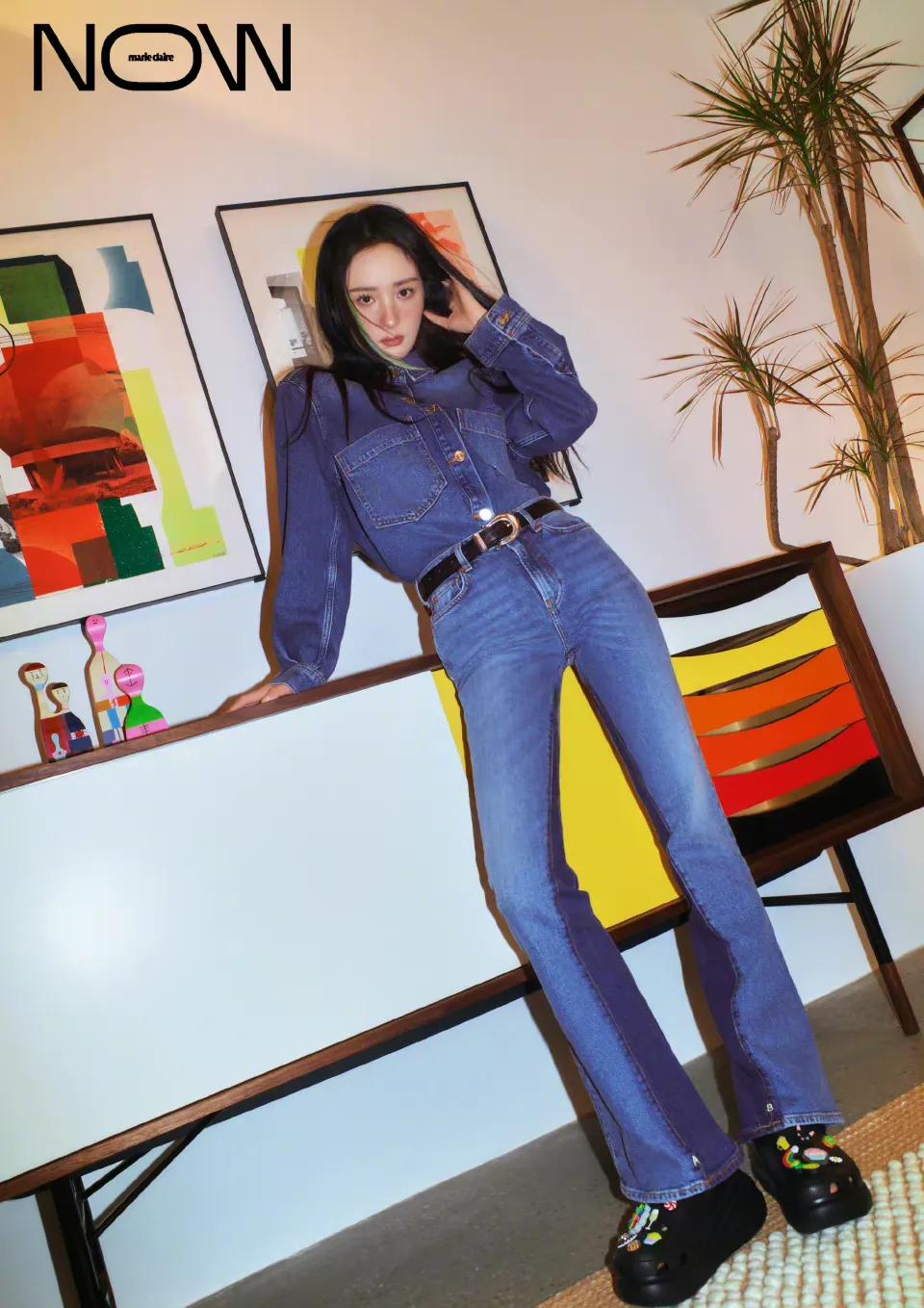 杨幂登上《嘉人NOW》夏季刊封面，属于夏日的缤纷色彩，鲜艳夺目