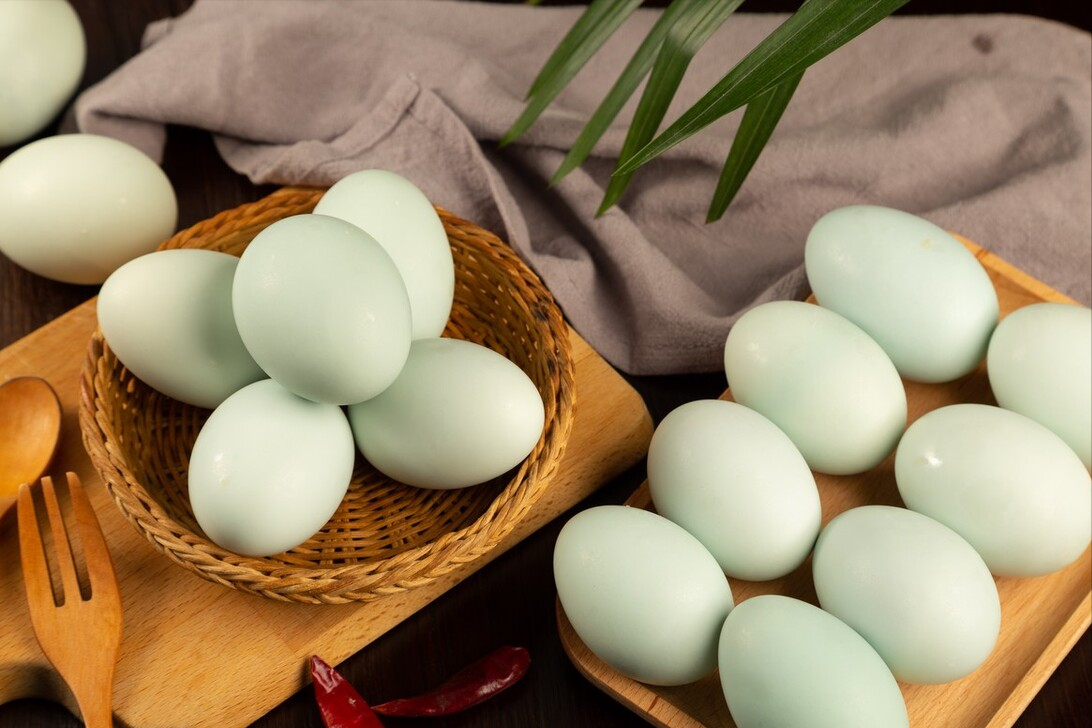 腌咸鸭蛋，不泡盐水不裹泥巴，教你一个新式腌法，个个流油起沙
