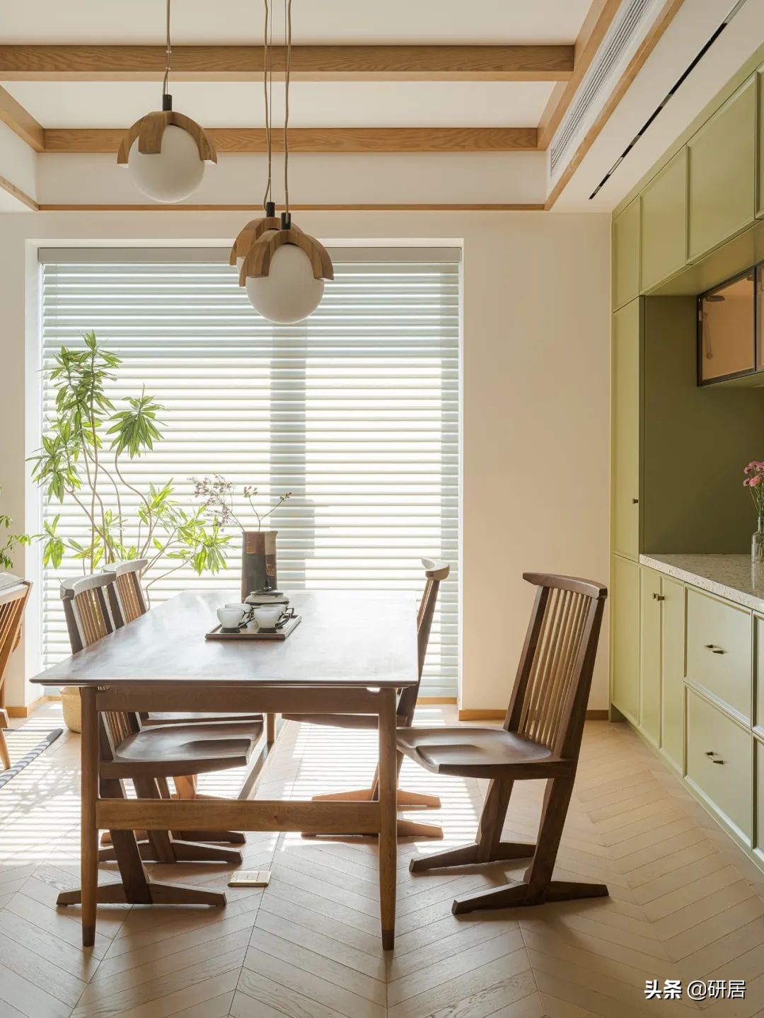 她花50W把150㎡装修好，客厅改成“横厅”很通透，朋友们都说好看