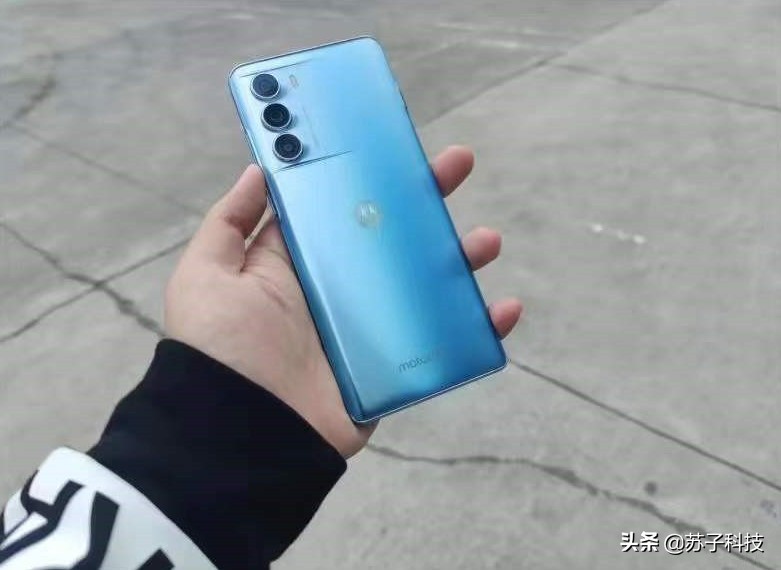 摩托罗拉良心了，骁龙888Plus卖到1999元，12+256GB版+5000mAh