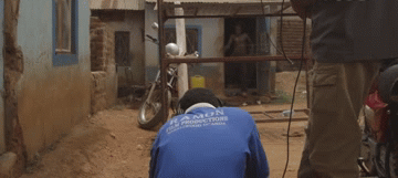 非洲电影有多野？这帮贫民窟的“演员”低成本创作特效动作电影