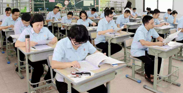 公务员政审有新规，两类大学生或将无法通过，成绩再优秀也没用