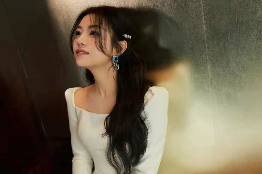 陈妍希一家三口罕同框！与陈晓依偎场面甜，儿子眉眼与爸似复制