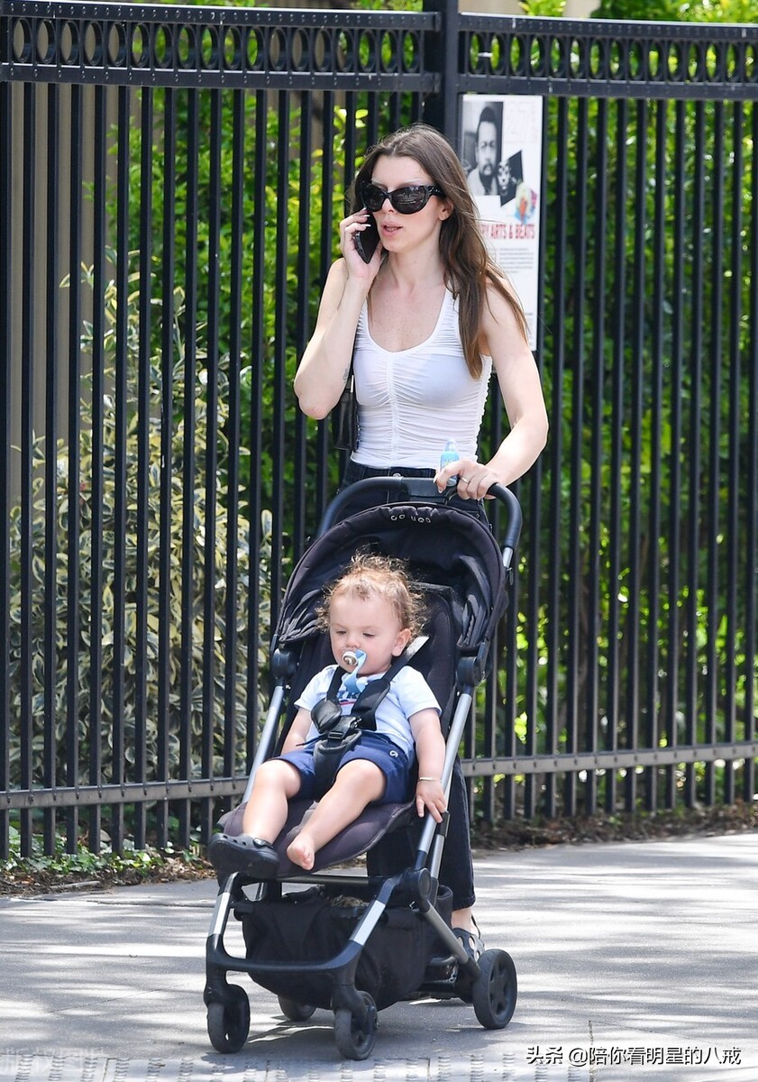 朱莉娅-福克斯 单手推手推婴儿车 一边接电话