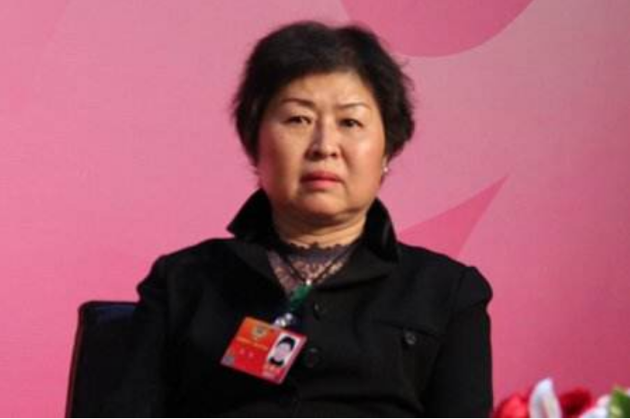 37年前，广东28岁女会计辞职到香港“收废品”，如今身价475亿