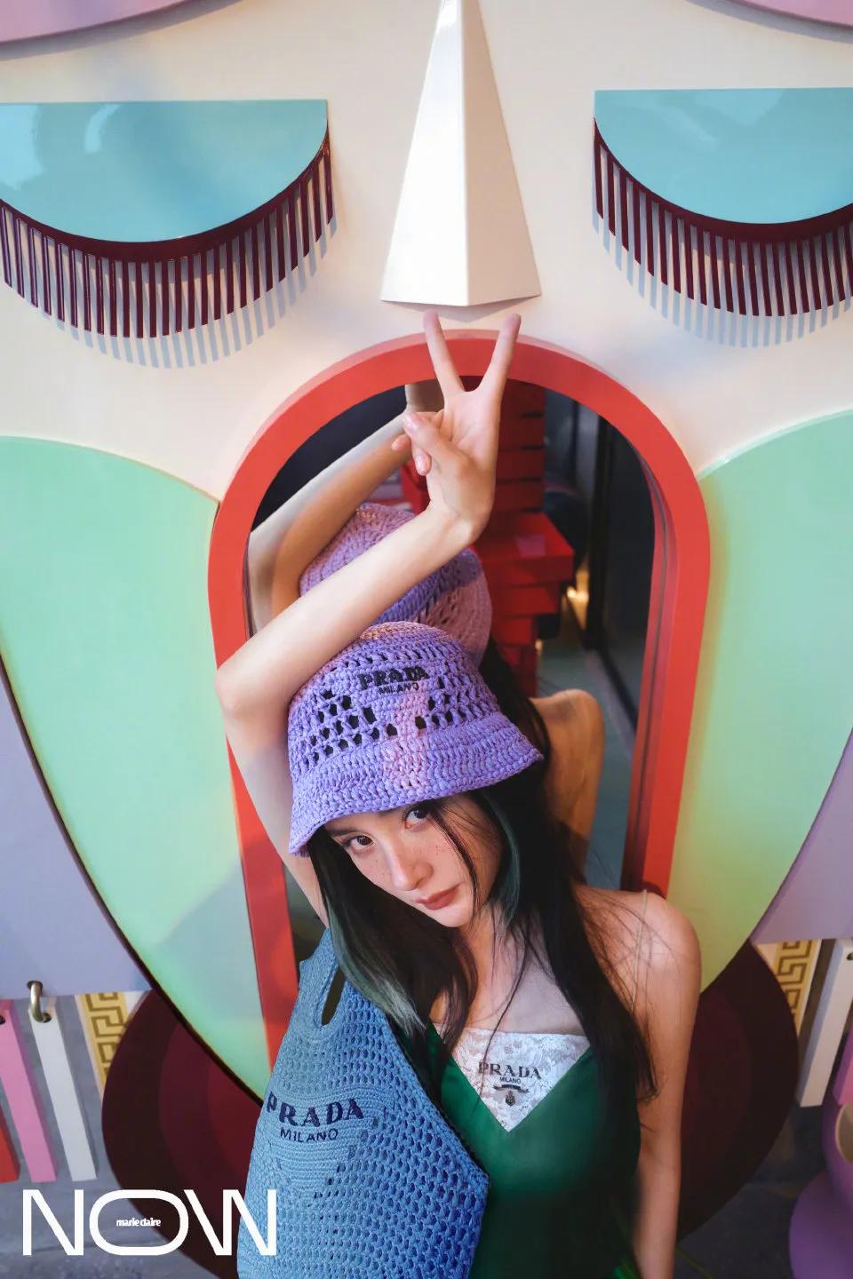 杨幂登上《嘉人NOW》夏季刊封面，属于夏日的缤纷色彩，鲜艳夺目