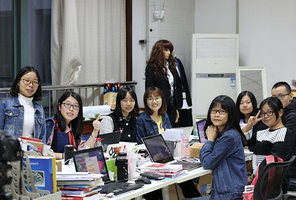 在大学校园中，这类“交易”已经随处可见，但对学生的危害可不小