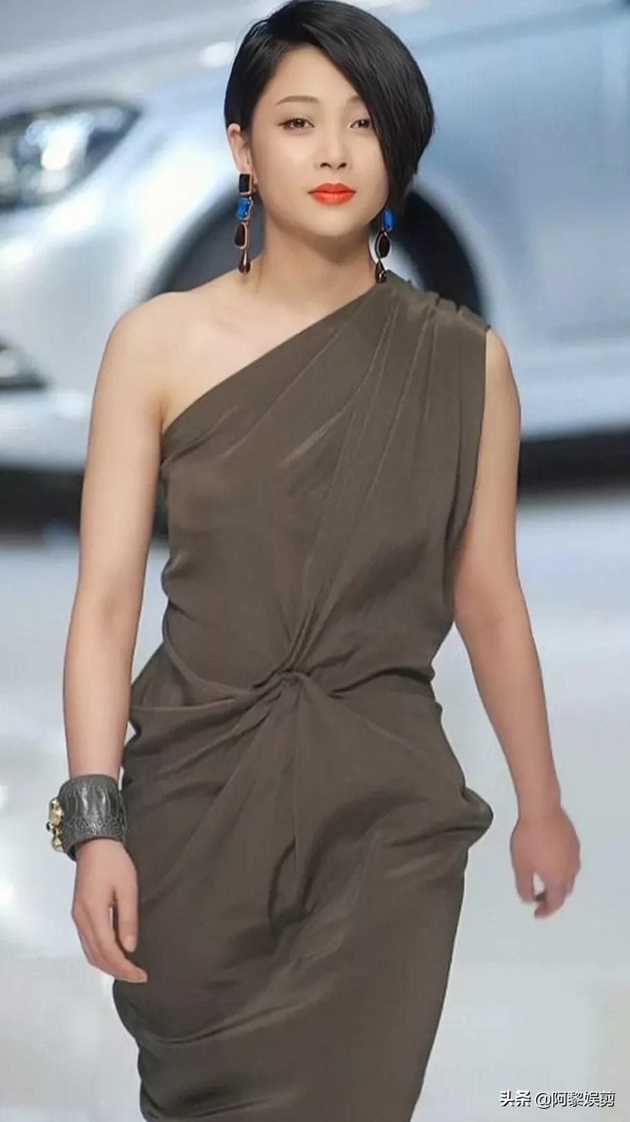 殷桃端庄优雅，肤白貌美