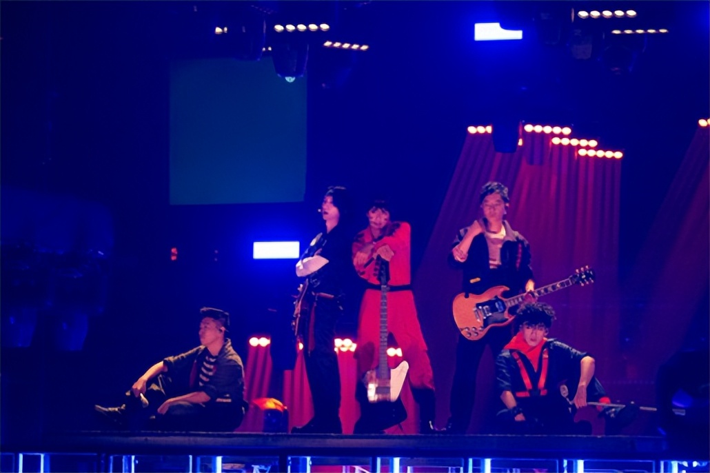 《披荆斩棘的哥哥》林志炫飘雪车站演绎歌剧 热狗挑战舞蹈