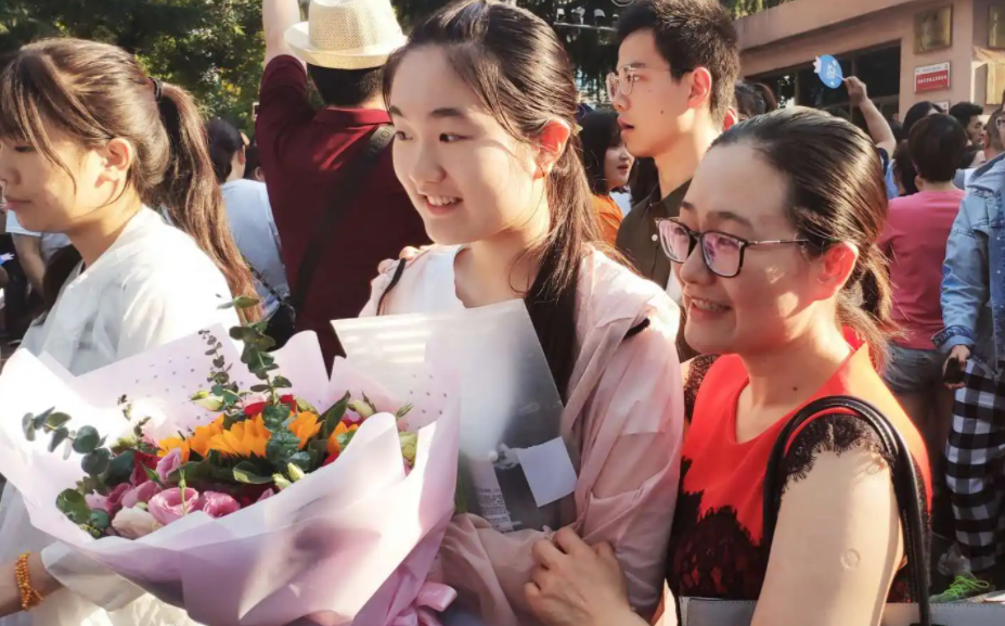 家长陪同孩子高考，到底要不要穿旗袍、拿鲜花，班主任一语道破