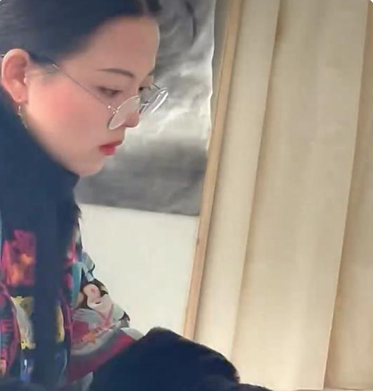 大学美术老师走红，眉目如画颇具古典气质，学生直言不想下课