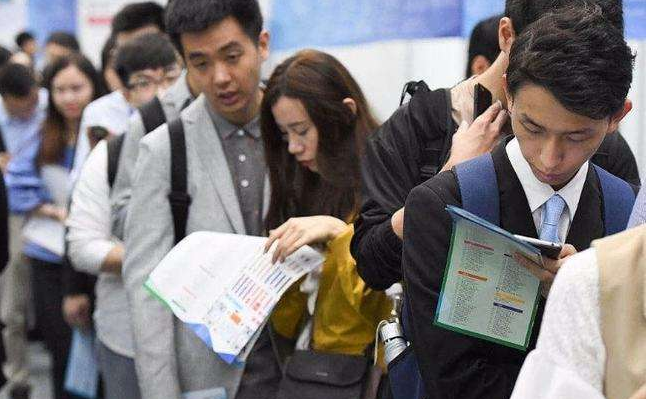 公务员迎来“聘任制”？考公的竞争力会减小吗？铁饭碗还吃香吗？