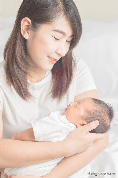 一吃母乳就睡放下就哭？新生儿难伺候？破解喂养密码父母轻松带娃