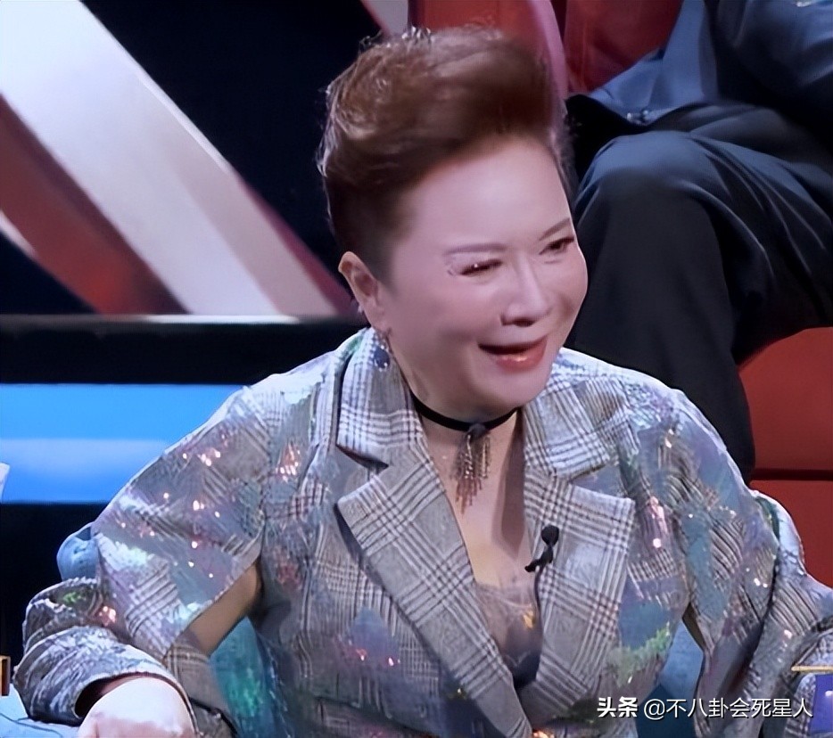 娱乐圈“假下巴”大赏，又尖又翘，一笑下巴原地起飞太吓人