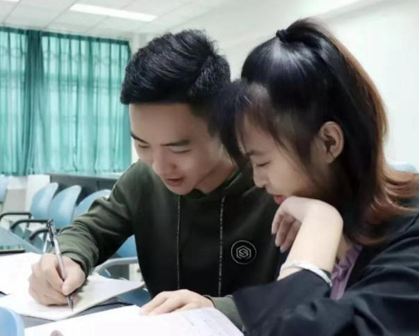 女大学生放假带男朋友回家，第二天就被家长撵走，评论区骂声一片