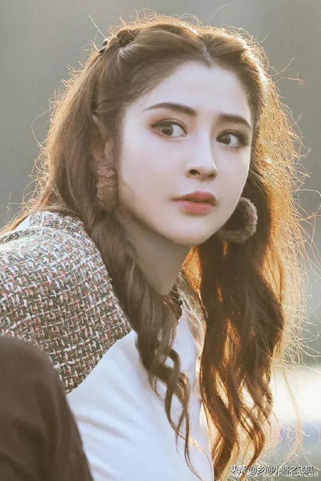 减肥成功？李心艾近照被指暴瘦 身形纤细锁骨明显