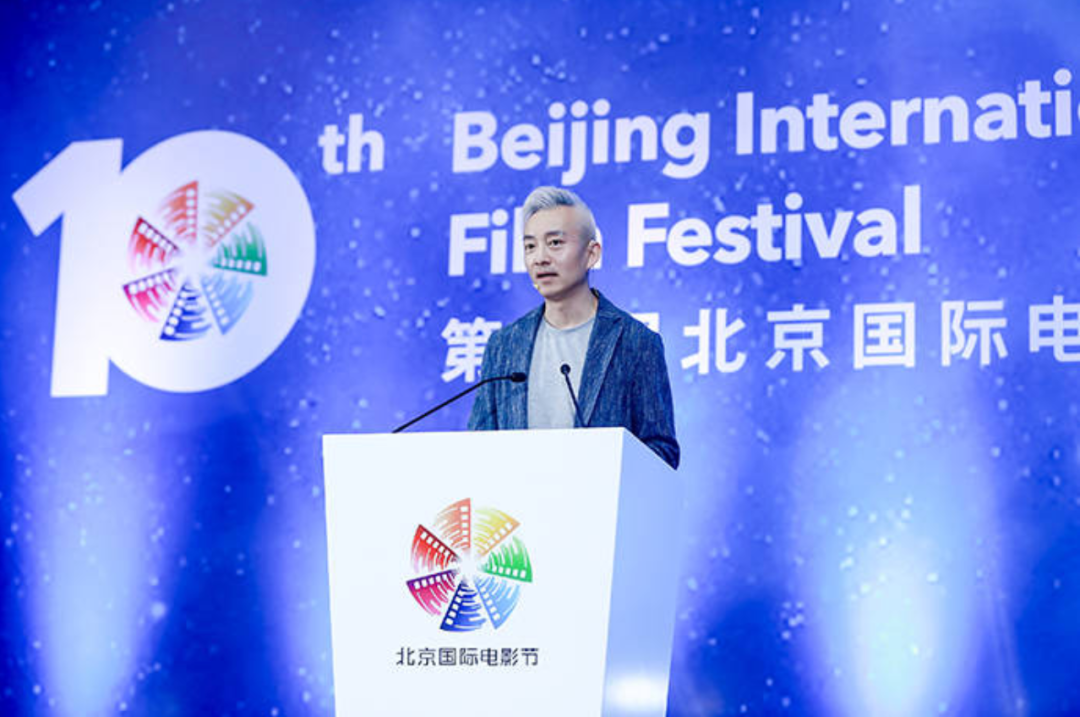 央视主持人亚宁：因相貌俊美被怀疑性取向，退居幕后身价500亿