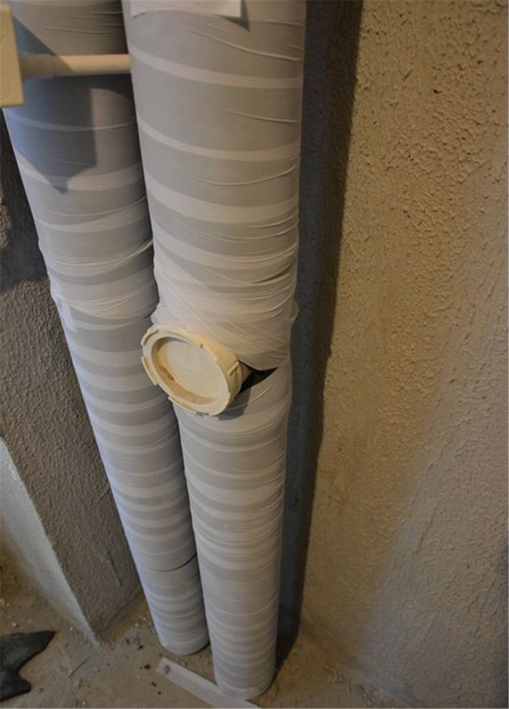 卫生间的下水管道,建议要包裹隔音棉,外面可以用砖头